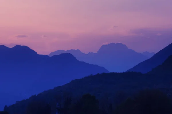 Pôr-do-sol rosa nas montanhas rochosas em Meduno — Fotografia de Stock