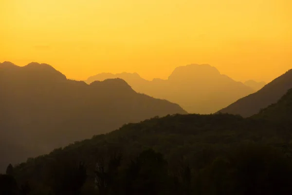 Silhueta de montanhas rochosas em um pôr-do-sol . — Fotografia de Stock