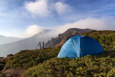 Vahşi dağlarda turist çadırı