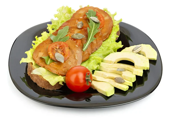 Vegansk smörgås och grönsaker på en tallrik — Stockfoto