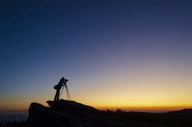 Fotoğrafçı gün batımını yakalıyor.
