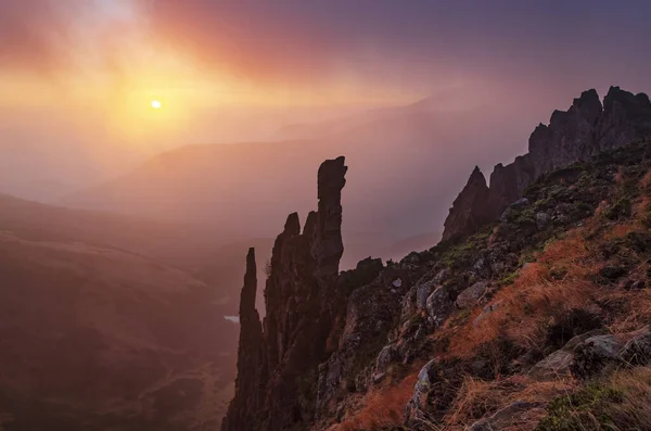 Farbenfroher Sonnenaufgang hoch in den Karpaten — Stockfoto