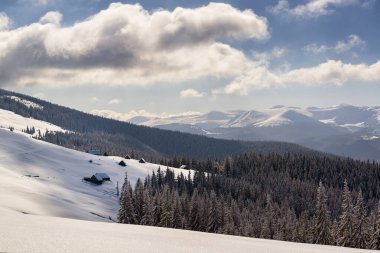Dağlık arazide kış manzarası
