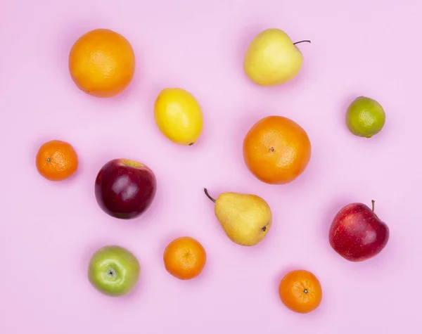 Frutas planas sobre fondo rosa —  Fotos de Stock