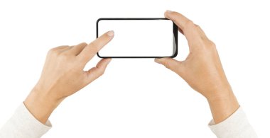 Beyaz üzerine izole edilmiş akıllı telefon ekranını bantlayan kadın elleri. 