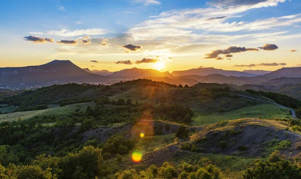 Kolorowa panorama wieczoru w Prowansji, Francja. — Zdjęcie stockowe