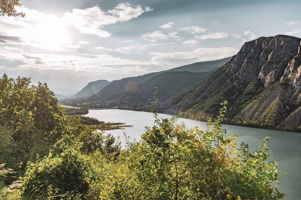 Lindo lago Serre-Poncon . — Fotografia de Stock