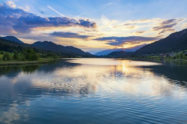 Gölde güzel bir gün batımı. 