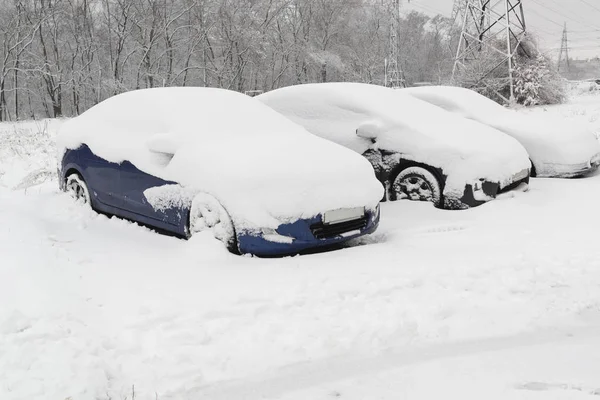 Auto 's op parkeerplaats bedekt door diepe sneeuw na ernstige sneeuwval. — Stockfoto
