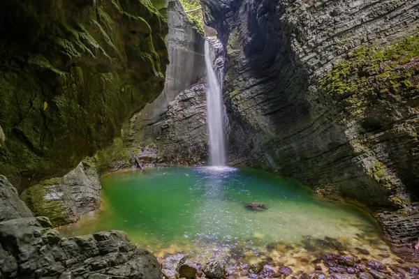 Скрытый водопад в горном каньоне — стоковое фото