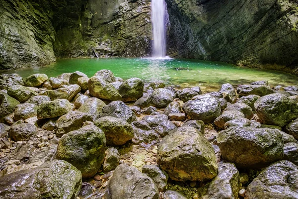 Камни и водопад глубоко в горном каньоне . — стоковое фото