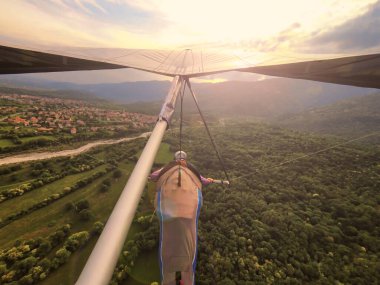 İtalya 'da yamaç paraşütü. 