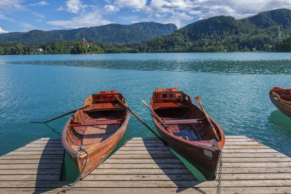 Brygga med uthyrning av båtar på en berömd Bled sjö i Slovenien. — Stockfoto