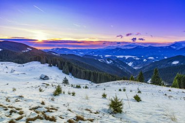 Kış dağlarında günbatımı.