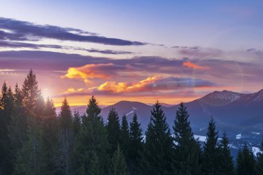 Dağın tepesinde pembe gün batımı. 