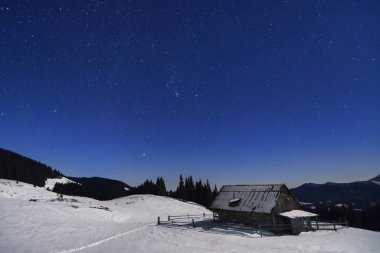Dağlardaki yıldızlı gece