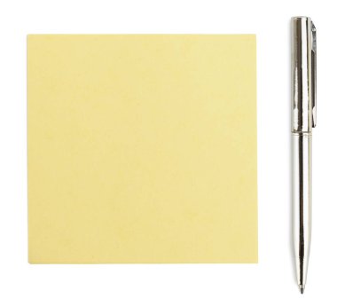 Not kağıdı ve bir kalem izole edilmiş.