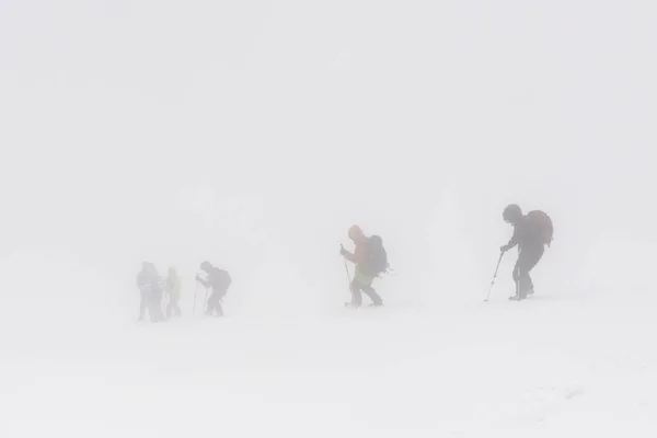 Caminhantes perderam seu caminho em montanhas extremas de inverno — Fotografia de Stock