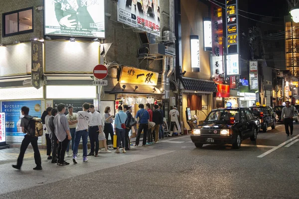 Gente en la ciudad japonesa cerca del tradicional café ramen — Foto de Stock