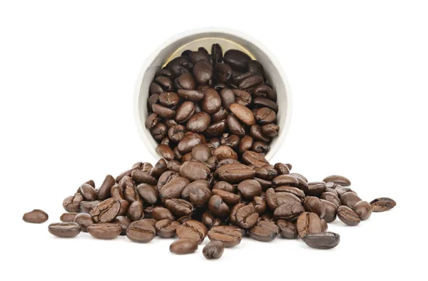 Koffiebonen verstrooid uit een papieren beker — Stockfoto