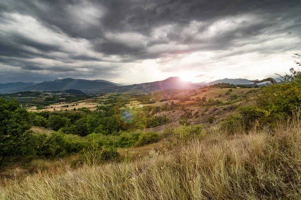 Pôr-do-sol dramático no vale da montanha . — Fotografia de Stock