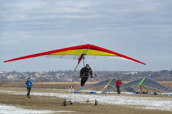 2020 년 2 월 9 일에 확인 함 . byshiv, Ukraine. 행글라이더 는 비행장에서 출발 한다. — 스톡 사진