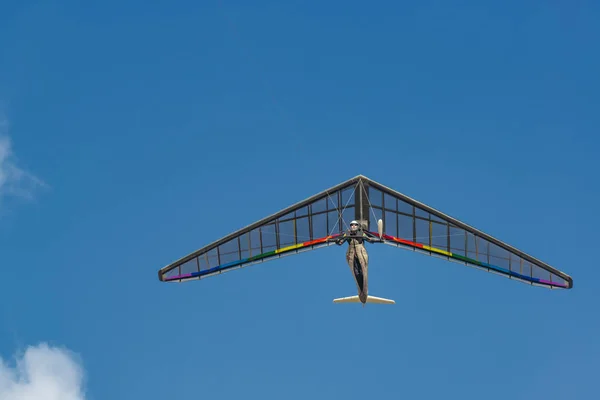 明亮的彩虹在飞行中悬挂着滑翔机翼 人类飞行的梦想实现了 — 图库照片