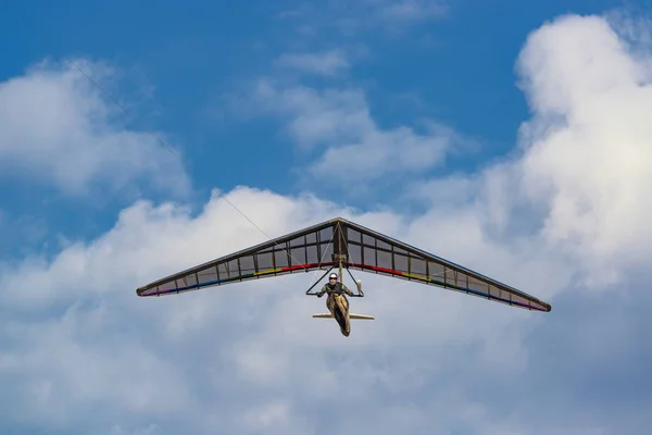 飞行的梦想实现了 悬挂滑翔机飞行员和彩虹色的机翼 — 图库照片