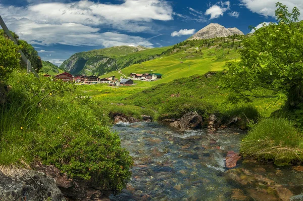 Alpejska Wioska Austrii Spokojny Krajobraz Górską Rzeką Zielonymi Pastwiskami Górami — Zdjęcie stockowe