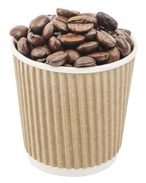 用白色背景的纸杯隔离烤发亮的咖啡豆 — 图库照片