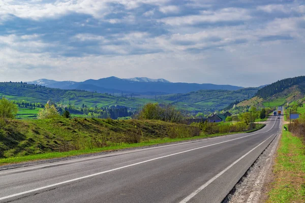 시골에 언덕을 지나는 우크라 이나의 카르파티아 도로입니다 경계로 — 스톡 사진
