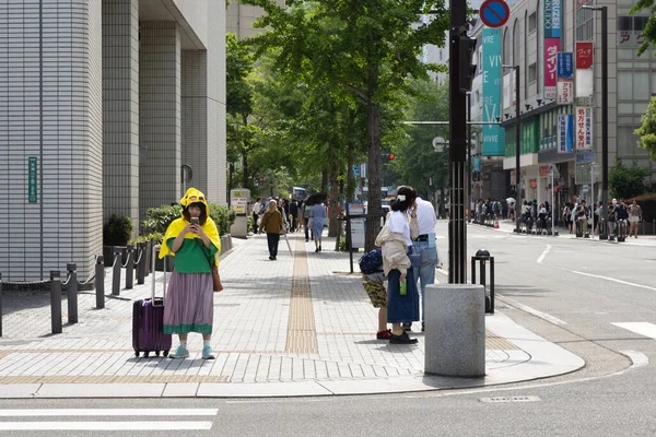 Fukuoka Japón Mayo Chica Con Ropa Divertida Mirando Teléfono Inteligente — Foto de Stock
