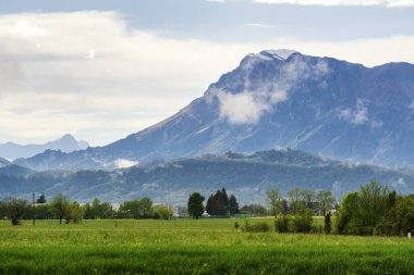 Dağlarda, İtalya 'da, Alplerde güzel bahar manzaraları