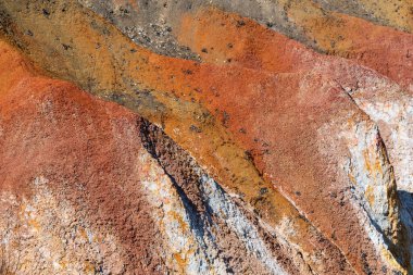 Kil ocağında renkli tepeler. Soyut doğa geçmişi. Ukrayna, Avrupa