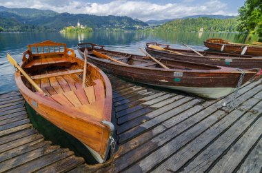 Bled Gölü 'nde boş kiralık tekneler. Slovenya 'nın ünlü simgesi