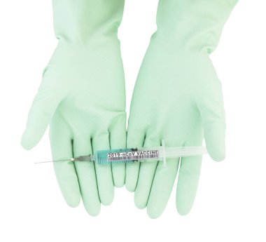 Sağlık personeli ellerinde Coronavirus aşısı şırıngası tutan eldivenler tutuyor.
