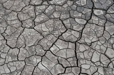 Küresel ısınmanın, iklim değişikliğinin ve su kaynaklarının yokluğunun bir sembolü olarak kurumuş toprağı yardık.