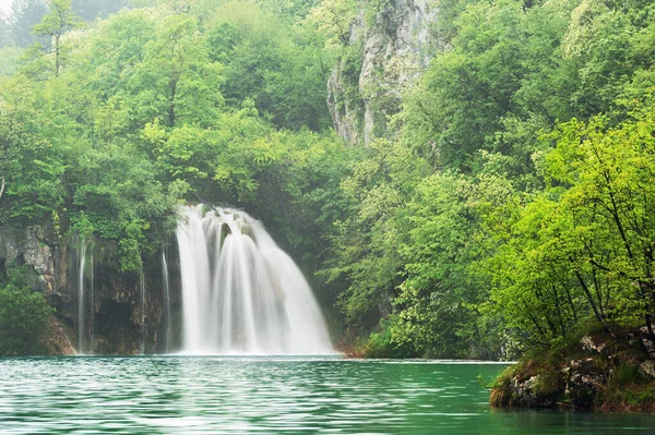 Plitvice Göllerinde Şelaleli Güzel Sisli Bir Sabah — Stok fotoğraf