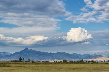 Dağ vadisinde dramatik gökyüzü. Makedonya 'nın Kruşevo kenti yakınlarındaki Pelagonia vadisi