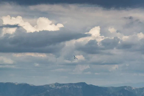 Hang Glider Wing Dramatic Sky Unrecognizable Pilot Flies His Wing — Stock Photo, Image