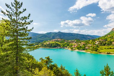 Provence 'den kartpostal geldi. Yazın güzel Castillon Gölü. Avrupa 'da yaz turizm sezonu