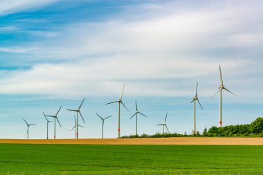 Yeşil enerji ve yeşil alan. Polonya ve Avrupa 'da kırsal bölgelerde rüzgar türbinleri.