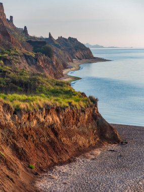Deniz kıyısındaki renkli kum kayalıkları. Odessa, Ukrayna yakınlarındaki Karadeniz kıyısı