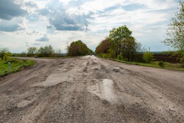 Son derece kötü asfalt yol. Ukrayna 'da kötü kalite tehlikeli yol. Araba ve lastik tamiri tehlikesi.