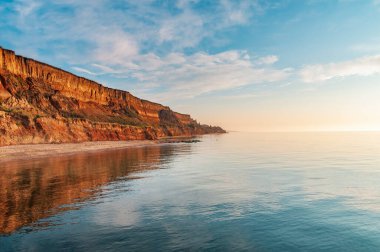 Deniz kıyısındaki renkli kum kayalıkları. Odessa, Ukrayna yakınlarındaki deniz kıyısında akşam.