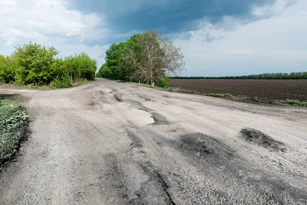 Крайне Плохая Асфальтовая Дорога Разрушенная Дорога Городом — стоковое фото