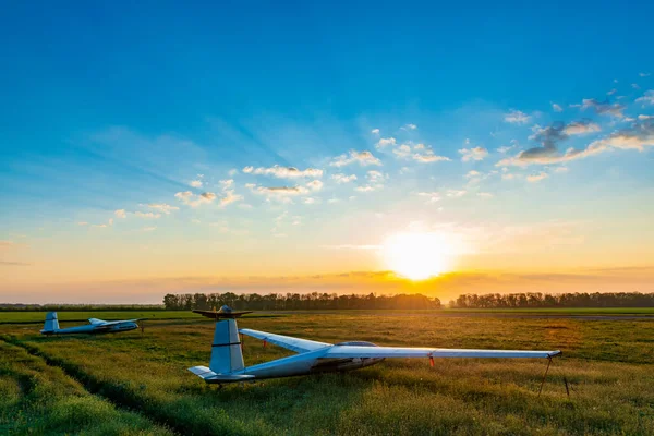 Sailplanes Grassy Field Ready Adventure Beautiful Surise Airfield — Stock Photo, Image