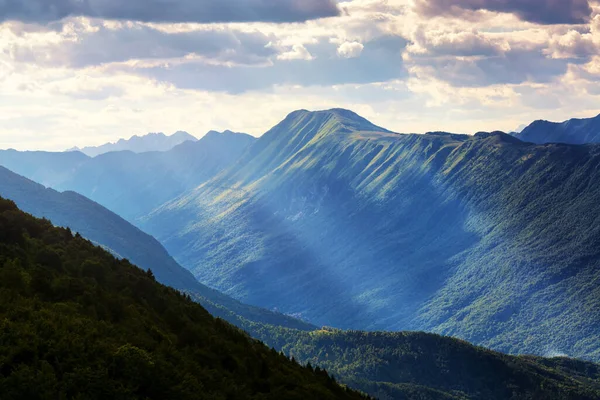 Lindas Montanhas Noturnas Com Iluminação Dramática Raios Sol — Fotografia de Stock