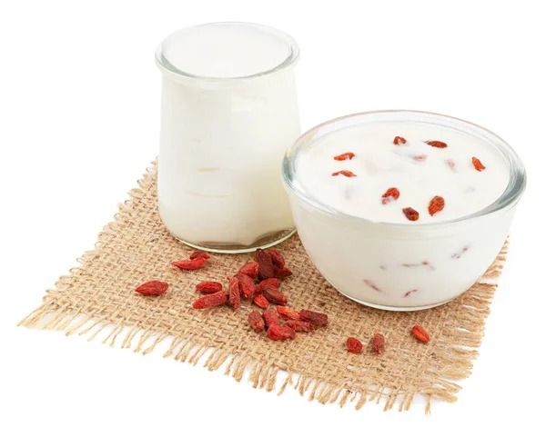Fehér Egészséges Joghurtok Egy Tálban Goji Bogyókkal Egy Zsákvászon Szalvétán — Stock Fotó