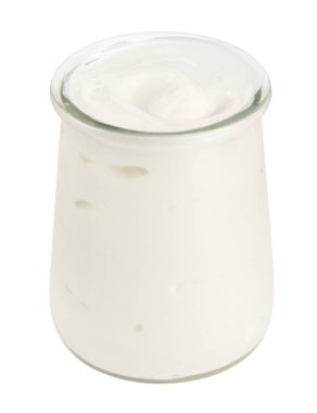 Cam kasede beyaz ev yapımı yoğurt. Kırpma yolu beyaz.